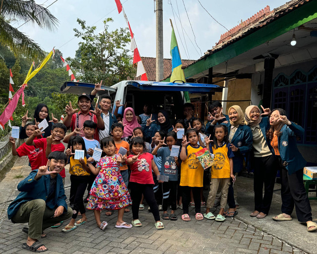 Kegiatan Taman Baca Bersama Perpustakaan Keliling. Sumber: Dokumentasi  Adista Maurilla (KKN TIM II UNDIP 2024) 