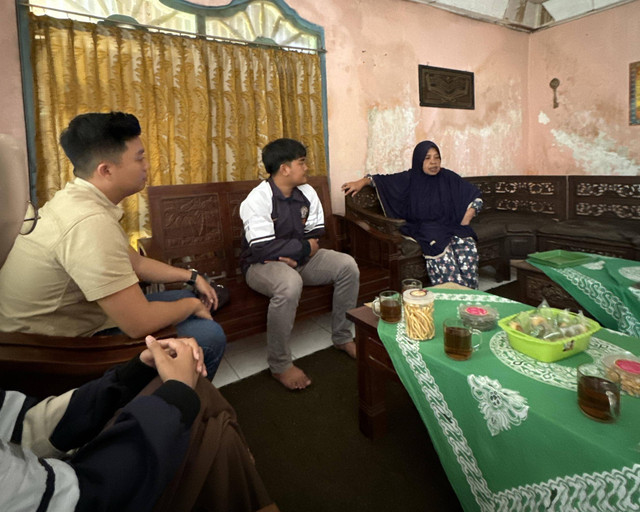 Survey dan Wawancara Pengelola Perpustakaan. Sumber: Dokumentasi Adista Maurilla (KKN TIM II UNDIP 2024) 
