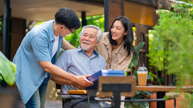 Ilustrasi Memberikan Ucapan Ulang Tahun Bahasa Jawa Halus untuk Orang Tua. Foto: Shutterstock