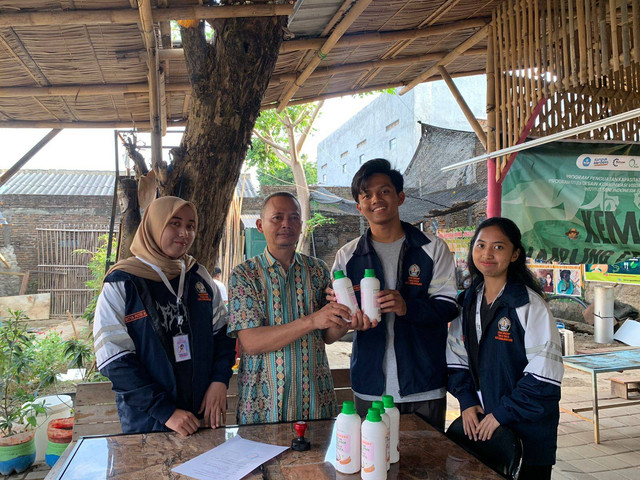 17/08/2024 - Penyerahan Pupuk Organik Cair COCOFERT ke KWT Sumber Berkah Joglo