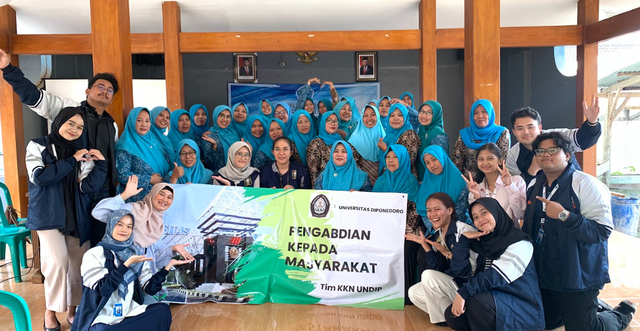 Dokumentasi bersama ibu-ibu penggerak PKK Desa Kemiri Barat