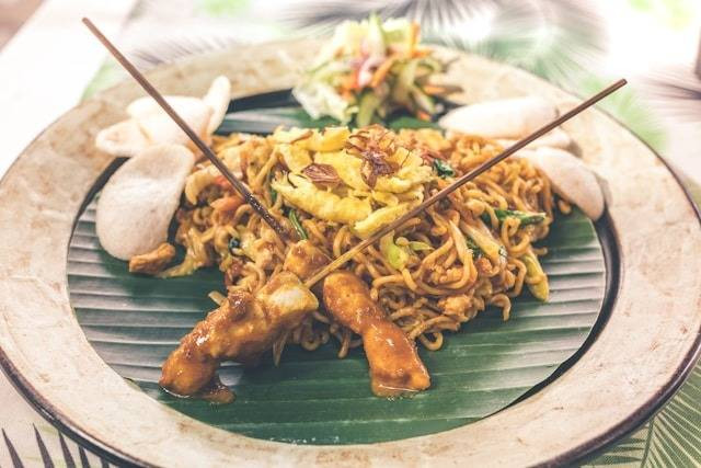 Tempat makan di Koja. Foto hanya ilustrasi, bukan tempat sebenarnya. Sumber: Unsplash/Artem Beliaikin