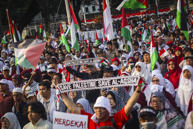 Pengunjuk rasa melakukan aksi bela Palestina di kawasan Monumen Nasional (Monas), Jakarta, Minggu (18/8/2024). Foto: Darryl Ramadhan/kumparan