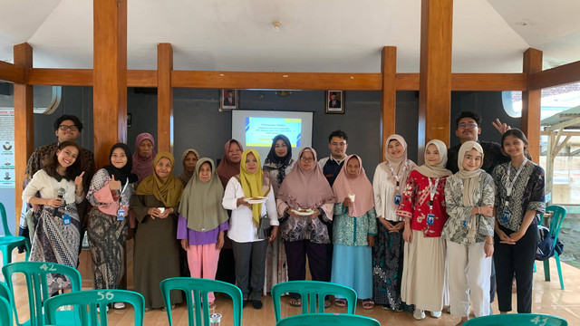 Foto Bersama Ibu Petani Kopi Desa Kemiri Barat