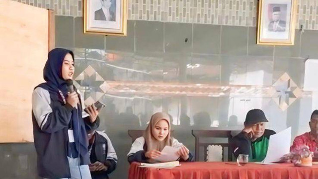 Pemaparan mengenai cara budidaya azolla saat Pertemuan Rutin Kelompok Tani Desa Juron