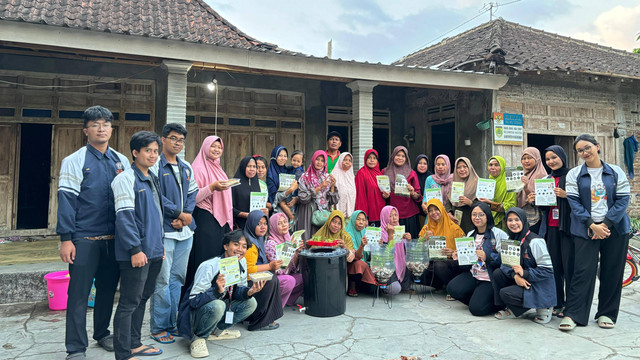 Pelaksanaan Kegiatan Program Kerja "Pelatihan dalam Pembuatan Akuaskap dari Galon Bekas" pada anggota Kelompok Wanita Tani Dusun Juron RW 05 RT 01