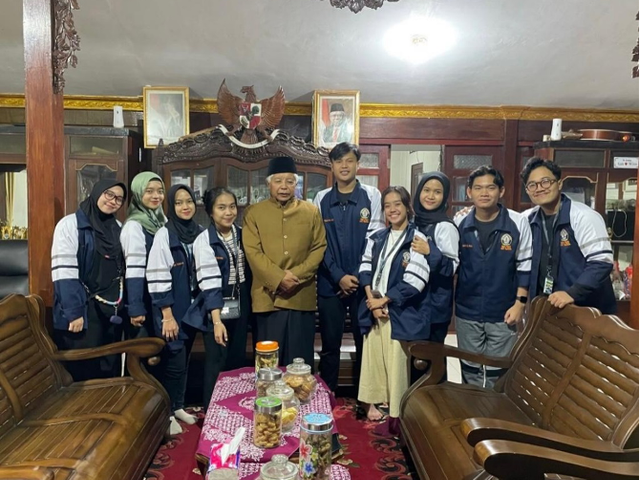 Dokumentasi KKN TIM II UNDIP Bersama Kepala Desa Pandean untuk program kerja Anak Tidak Sekolah