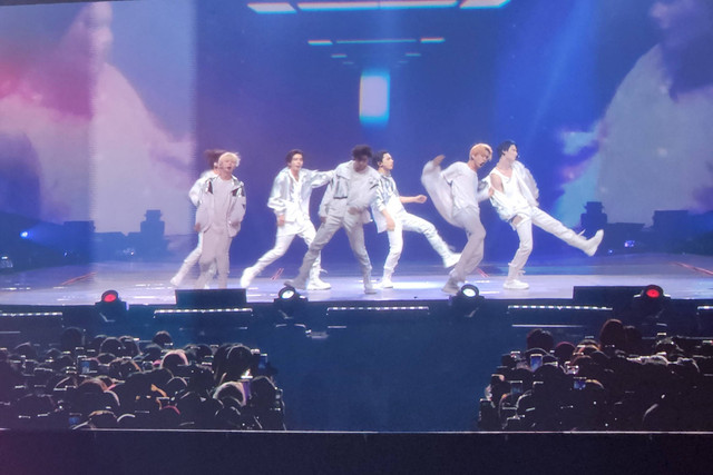 Penampilan Enhypen saat konser Fate Plus in Jakarta di ICE BSD, Sabtu (17/8/2024). Foto: Ela Nurlaela/kumparan