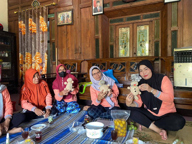 Mahasiswa KKN TIM II UNDIP bersama Ibu-Ibu KWT Citra Mandiri Desa Parangjoro