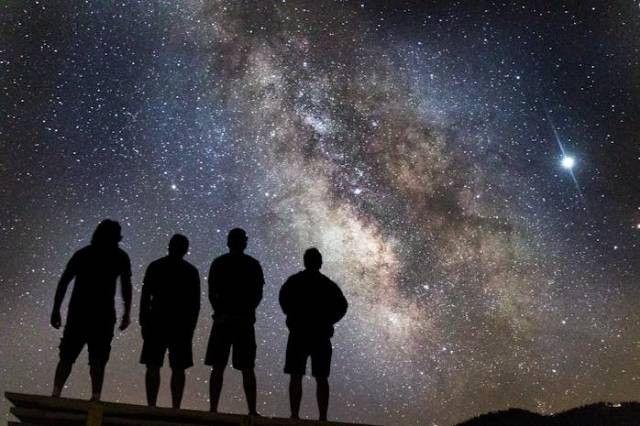 Ilustrasi stargazing adalah, sumber foto: Kendall Hoopes by pexels.com