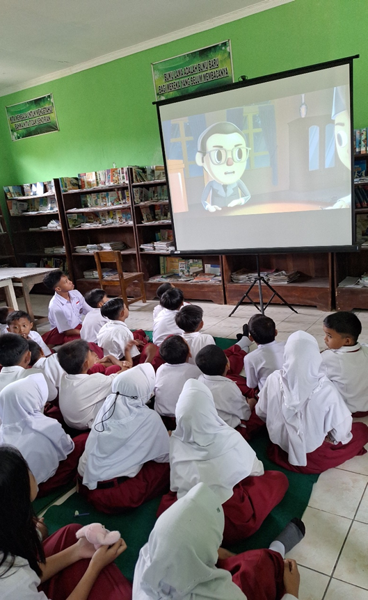 Siswa-siswi SDN 01 Gumiwang Lor sedang memperhatikan dengan seksama terkait materi yang ditampilkan