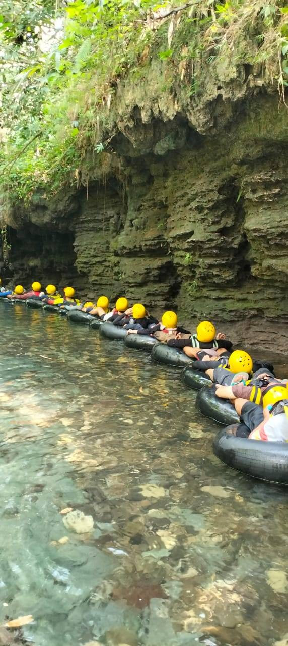 Pesona sungai tersembunyi di Pangandaran ini menawarkan pengalaman yang tenang dan damai di tengah alam. Airnya yang bening memungkinkan pengunjung untuk melihat dasar sungai yang dipenuhi dengan bebatuan alami. (dokumen pribadi)