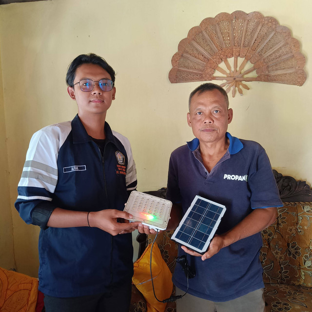 Penyerahan Lampu Penerangan Berbasis Tenaga Surya Kepada Tokoh Masyarakat