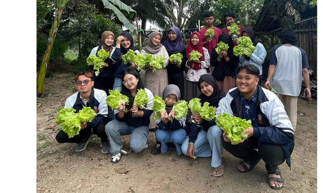 Dokumentasi pelatihan dan pemberdayaan masyarakat dalam program Pelatihan Budidaya RAS dan Akuaponik oleh KKN TIM II UNDIP