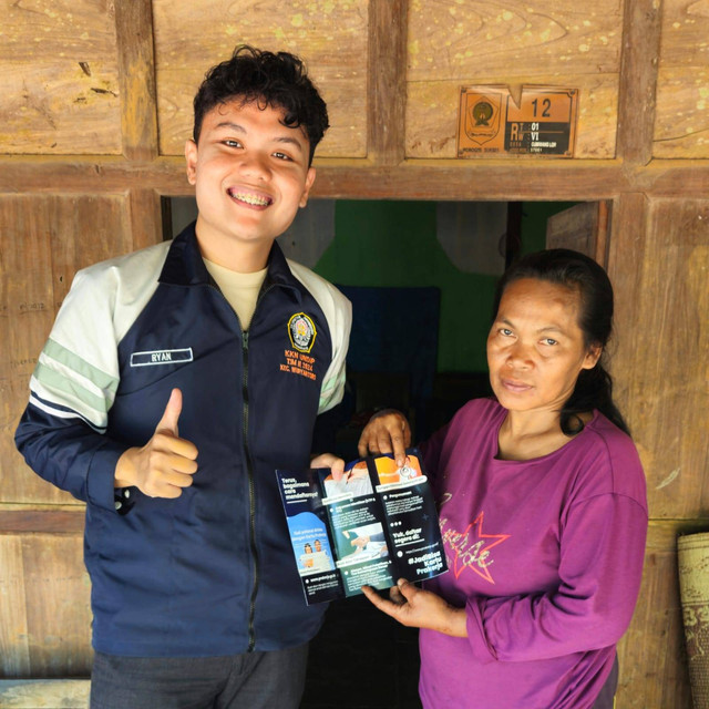 Penyerahan Leaflet Materi Kartu Prakerja Kepada Warga Desa Gumiwang Lor, Kabupaten Wonogiri