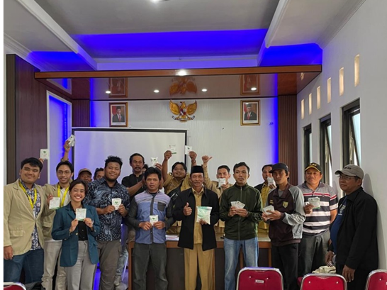 Sosialisiasi mengenai virus kuning kepada petani-petani di Desa Pandean oleh Mahasiswi KKN TIM II Undip di Desa Pandean, (02/08/2024) (foto: dokumen pribadi).