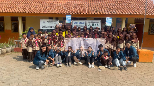 Mahasiswa KKN UNDIP dan siswa/i SDN Tratebang pasca pelaksanaan program kerja