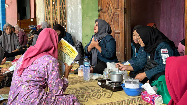 Pemaparan mengenai cara pengolahan telur ayam menjadi telur asin kepada ibu-ibu PKK di Desa Plosorejo (05/08/2024).