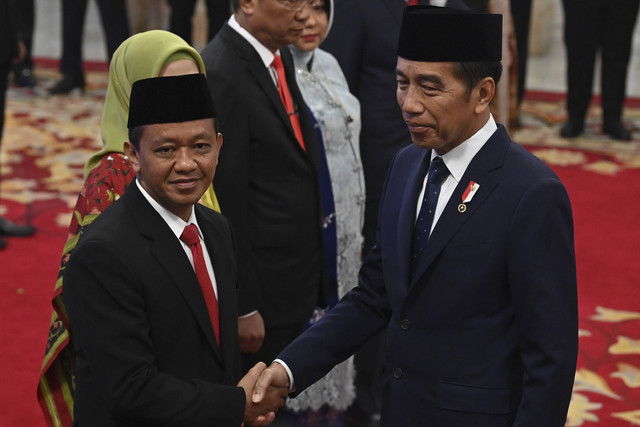 Presiden Joko Widodo (kanan) berjabat tangan dengan Menteri ESDM Bahlil Lahadalia (kiri) usai pelantikan di Istana Negara, Jakarta, Senin (19/8/2024). Foto: Sigid Kurniawan/ANTARA FOTO