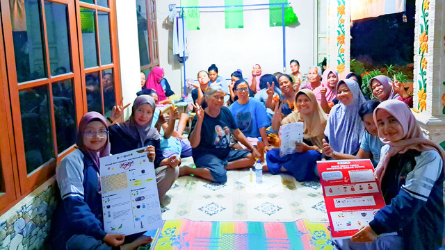 Mahasiswa Tim II KKN Undip  ardang melakukan Pelatihan pembuatan minyak atsiri dari bunga kamboja sebagai bentuk pencegahan DBD bersama ibu PKK Dusun Demangan Desa Sidoharjo (5/8/2024)