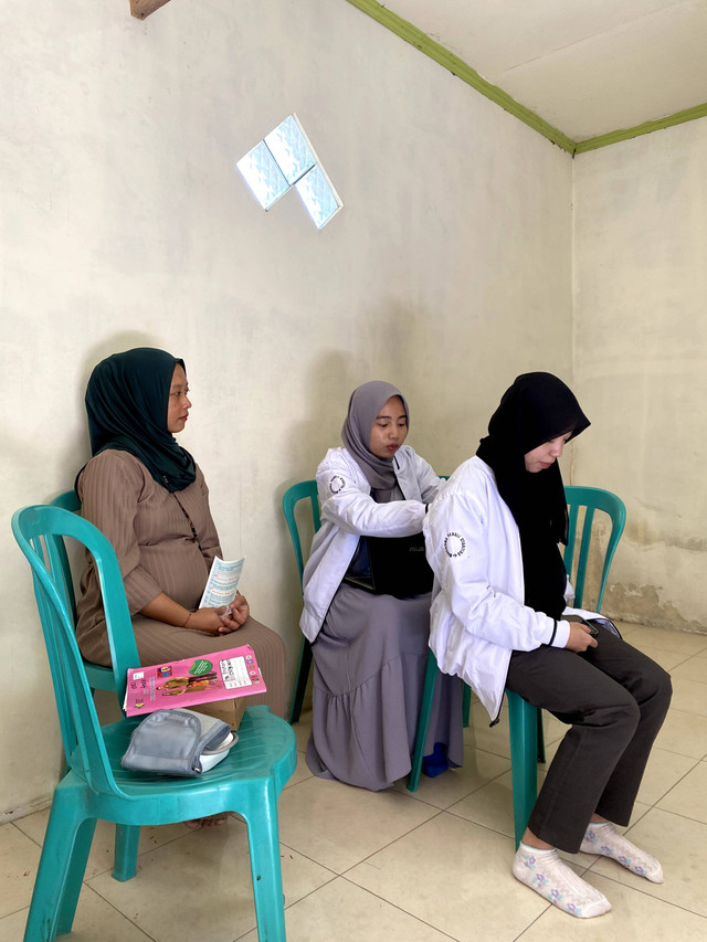 Penyuluhan pencegahan stunting dan pelatihan pijat laktasi