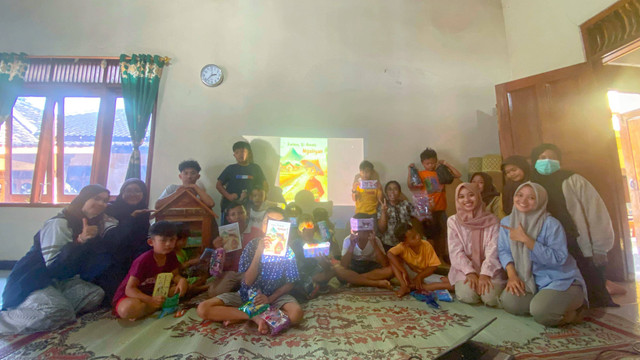 Pelaksanaan program kerja Pengadaan Perpustakaan Kecil Gratis oleh Indira Mosarina.