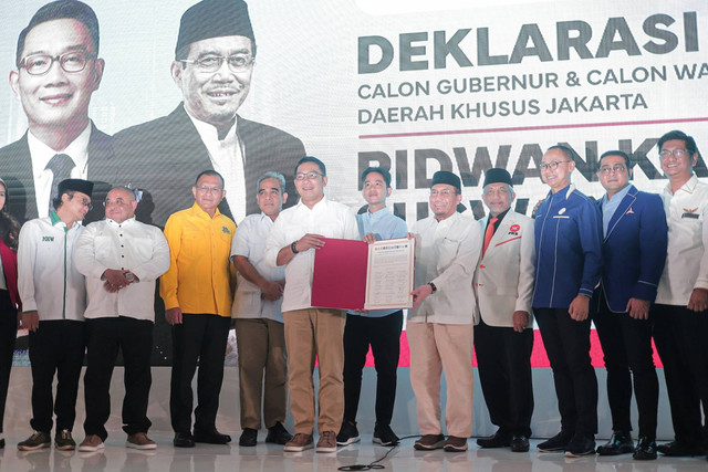 Bakal Calon Gubernur Jakarta dan Wakil Gubernur Jakarta Ridwan Kamil dan Suswono menerima piagam deklarasi untuk Pilgub Jakarta 2024 di Hotel Sultan, Jakarta, Senin (19/8/2024). Foto: Iqbal Firdaus/kumparan