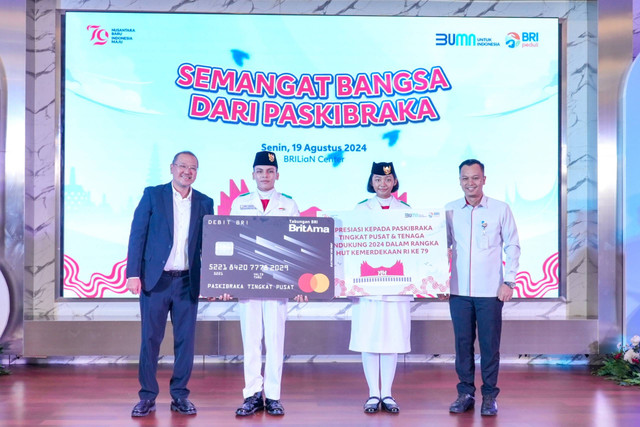 SEVP Human Capital Strategy BRI, Steven Augustino Yudiyantho (kiri) memberikan apresiasi berupa beasiswa kepada Paskibraka Tingkat Pusat yang bertugas pada upacara bendera HUT ke-79 RI di IKN. Foto: Dok. BRI