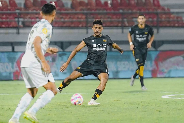 Dewa United melawan Persib Bandung pada pertandingan Liga 1 di Stadion Kapten I Wayan Dipta, Bali, Senin (19/8/2024). Foto: Instagram/@dewaunitedfc