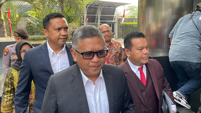Sekjen PDIP Hasto Kristiyanto tiba untuk menjalani pemeriksaan sebagai saksi terkait kasus korupsi DJKA, di Gedung Merah Putih KPK, Jakarta,, Selasa (20/8/2024). Foto: Fadhil Pramudya/kumparan