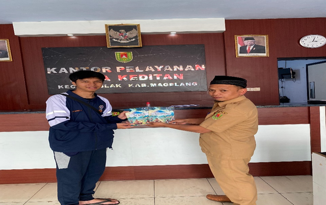 Penyerahan Komik Berjudul "Legenda dan Sejarah Desa Keditan" Kepada Kepala Desa Keditan