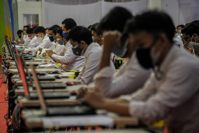 Peserta mengikuti tes seleksi Calon Pegawai negeri Sipil (CPNS) di GOR Arcamanik, Bandung, Jawa Barat, Senin (27/9). Foto: Raisan Al Farisi/ANTARA FOTO