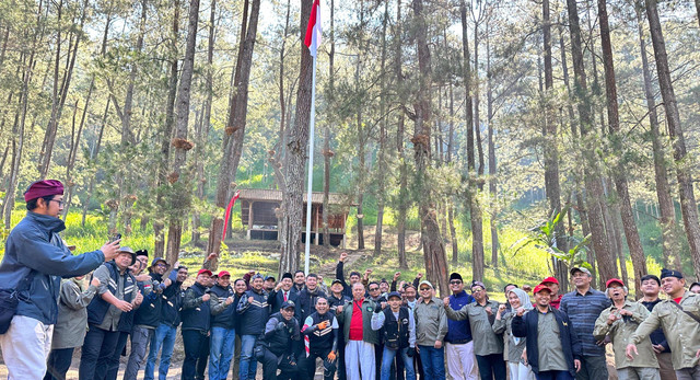 Para MURid berfoto bareng peserta upacara yang lain.