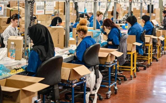 Ilustrasi apa yang dilakukan perusahaan bila mengalami over production. Foto: Unsplash/Remy Gieling
