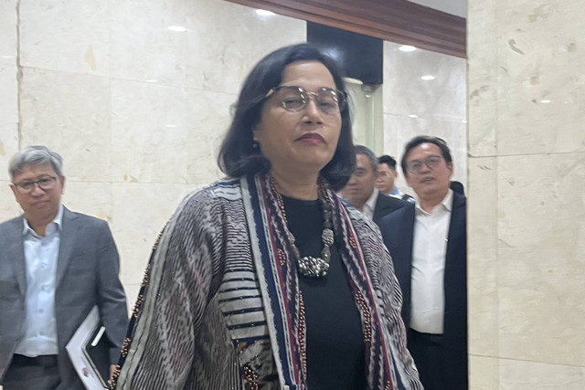 Menkeu Sri Mulyani menjawab pertanyaan wartawan di Kompleks Parlemen DPR, Selasa (20/8/2024).  Foto: Ghinaa Rahmatika/kumparan