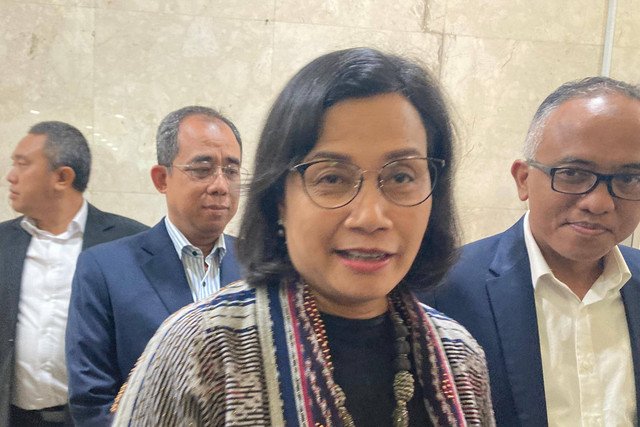 Menkeu Sri Mulyani menjawab pertanyaan wartawan di Kompleks Parlemen DPR, Selasa (20/8/2024). Foto: Ghinaa Rahmatika/kumparan