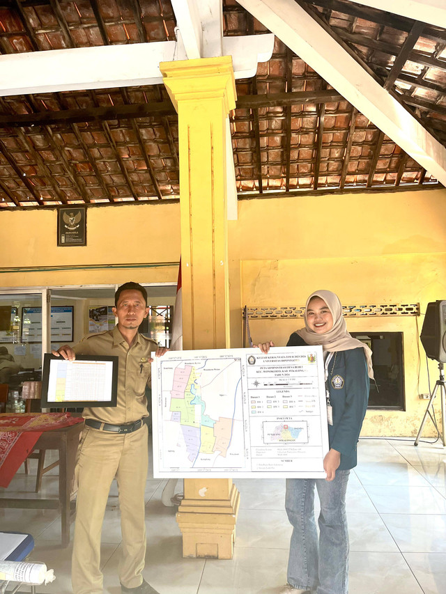 Foto penyerahan peta adminitrasi desa kepada Kepala Desa Bebel (Dokumentasi pribadi)