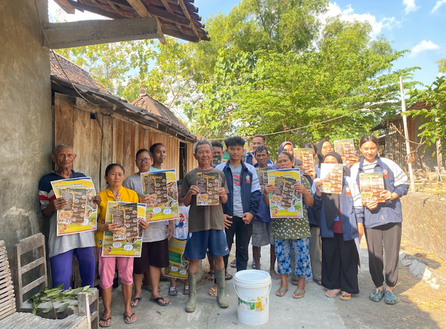 Gambar 1.1. Sesi foto bersama peternak di Dusun Sidomulyo