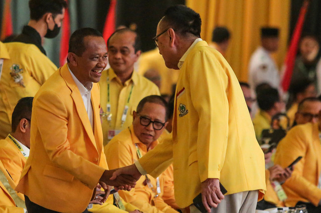 Calon Ketua Umum Partai Golkar Bahlil Lahadalia berjabat tangan dengan kader Partai Golkar saat pembukaan Munas XI Partai Golkar di Jakarta Convention Center (JCC), Jakarta, Selasa (20/8/2024). Foto: Asprilla Dwi Adha/ANTARA FOTO
