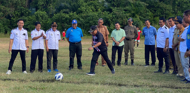 Bupati Sekadau Aron menendang bola saat membuka turnamen sepak bola di Lapangan EJ Lantu Sekadau. Foto: Sasa/PWI Sekadau