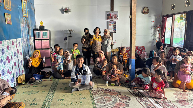 Penyuluhan kepada para ibu balita serta kader posyandu mengenai stunting dan produk nugget lele