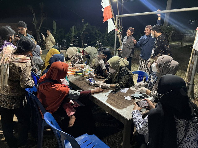 17 Agustus yang disambut dengan pemeriksaan kesehatan gratis untuk masyarakat dari KKN UMY dibantu oleh Arum Taruna Puluhan Jerukan pada acara malam tirakatan, Sleman, Jumat (16/8/2024). Foto: Source for arum taruna puluhan jerukan 