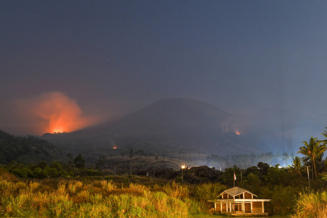 Lansekap hutan yang terbakar di Gunung Guntur terlihat dari Kawasan Cipanas, Kabupaten Garut, Jawa Barat, Selasa (20/8/2024). Foto: Raisan Al Farisi/ANTARA FOTO