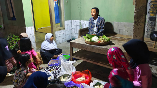 Sejumlah warga mengikuti tradisi gumbregan atau selamatan hewan ternak di Pedukuhan Tanjung, Kalurahan Bleberan, Kapanewon Playen, Kabupaten Gunungkidul, DI Yogyakarta, Selasa (20/8/2024). Foto: Arfiansyah Panji Purnandaru/kumparan