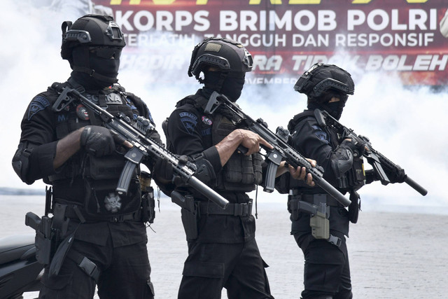 Ilustrasi Brimob bersenjata lengkap. Foto: Fadli Kurnia/Shutterstock