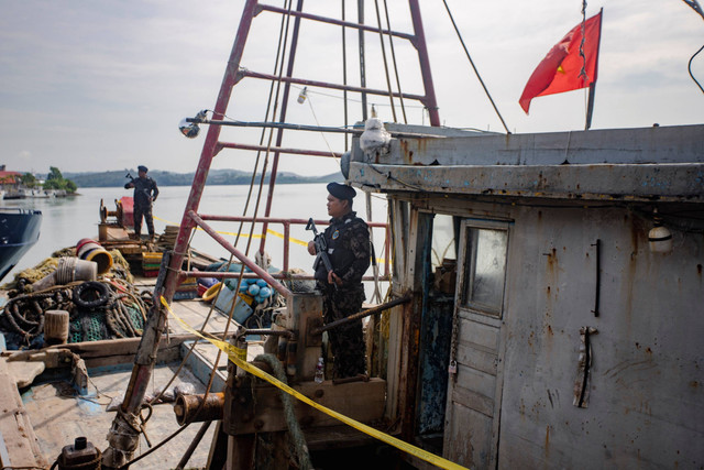 Personel Direktorat Jenderal Pengawasan Sumber Daya Kelautan dan Perikanan (PSDKP) berjaga di atas kapal ikan asing saat diamankan di Pelabuhan Pangkalan PSDKP Batam, Kepulauan Riau, Rabu (21/8/2024). Foto: Teguh Prihatna/ANTARA FOTO