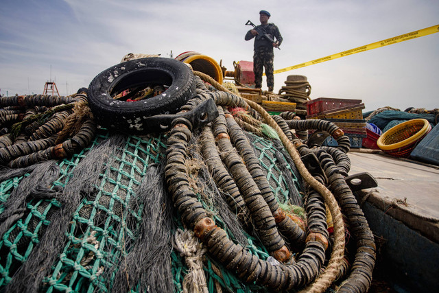 Personel Direktorat Jenderal Pengawasan Sumber Daya Kelautan dan Perikanan (PSDKP) berjaga di atas kapal ikan asing saat diamankan di Pelabuhan Pangkalan PSDKP Batam, Kepulauan Riau, Rabu (21/8/2024). Foto: Teguh Prihatna/ANTARA FOTO