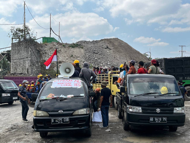 Ratusan pekerja konstruksi yang tergabung dalam aliansi pangguyuban pekerja Bantul (AP2B) melakukan aksi protes di depan kantor PT Merak Jaya Beton dan Unit Layanan Pengadaan (ULP) Kabupaten Bantul, Rabu (21/8/2024). Foto: M Wulan 