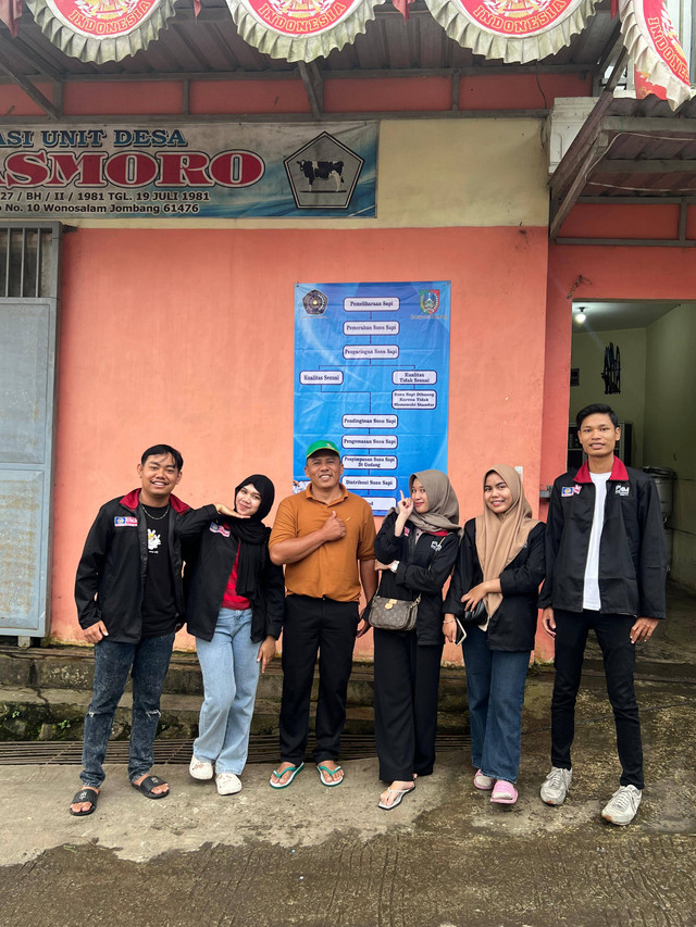 Kegiatan Pemasangan Flowchart dan Visual Display di Koperasi Pengolahan Susu Sapi oleh Mahasiswa PMM Kel. 52, Gel. 9 Universitas Muhammadiyah Malang 