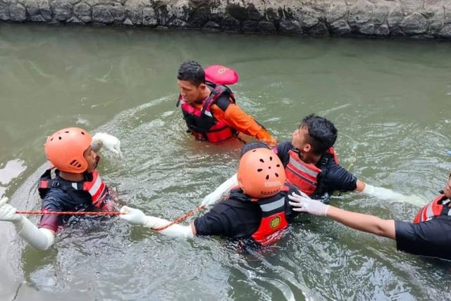 Tim SAR gabungan saat mengevakuasi korban kecelakaan di Selokan Mataram, Rabu (21/8). Foto: Basarnas Yogyakarta